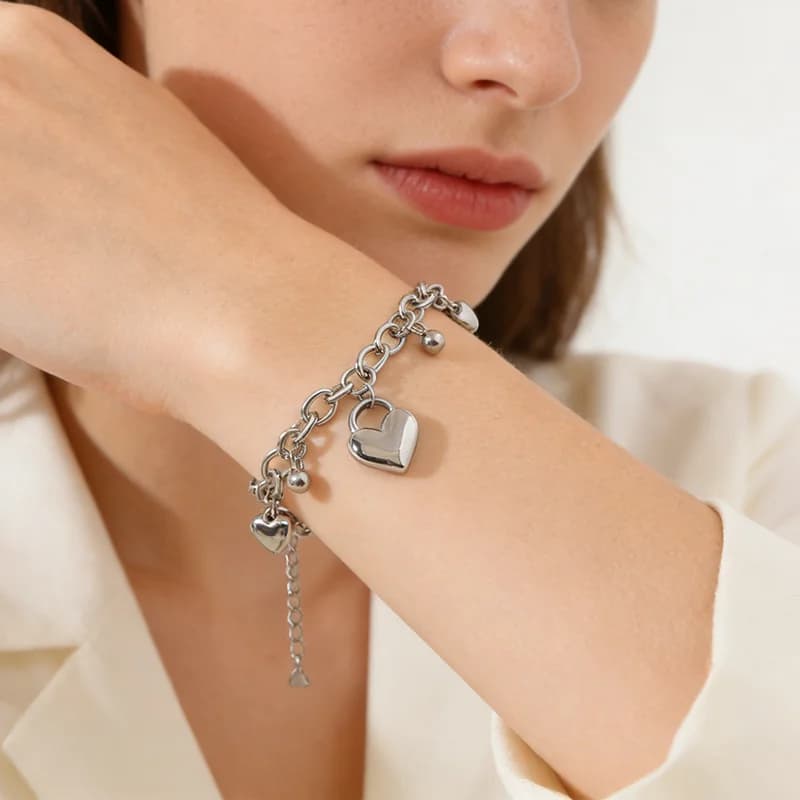 Sudrabkrāsas sirds pērlīšu kulonu aproce (bangle)