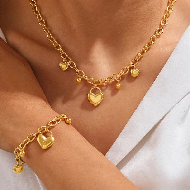 Zelta sirds krelles un aproce ar piekariņiem